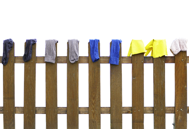 ponožky na plotě