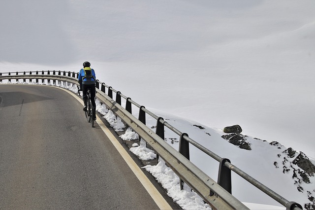 cyklista na zimní silnici